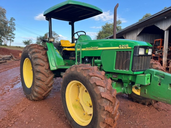 Trator John Deere 5705 ano 2010