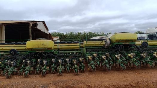 Plantadeira John Deere 2130 ano 2013