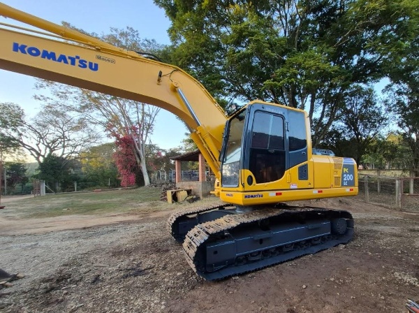 Escavadeira Komatsu PC200 ano 2014