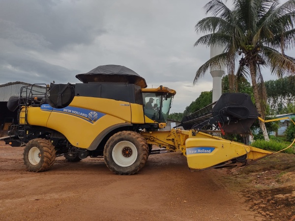 Colheitadeira New Holland CR 9060 ano 2011