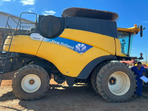 Colheitadeira New Holland CR 9060 ano 2013