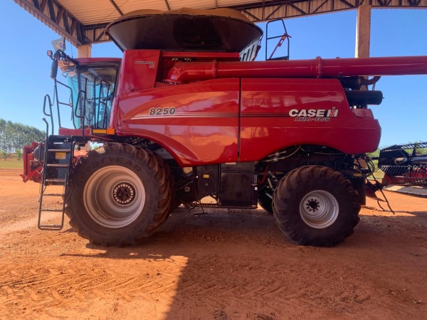 Colheitadeira Case 8250 ano 2022