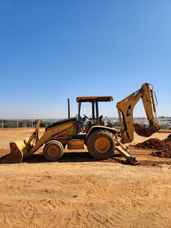 Retroescavadeira Caterpillar 416 ano 2006