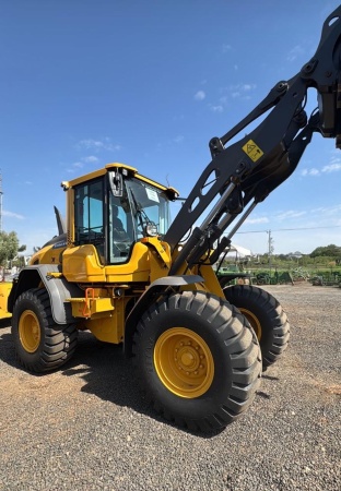 Retroescavadeira Volvo L60H ano 2024