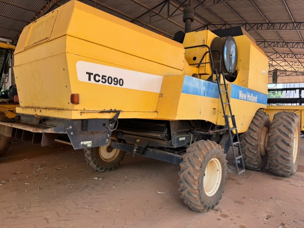 Colheitadeira New Holland NH5090 ano 2010
