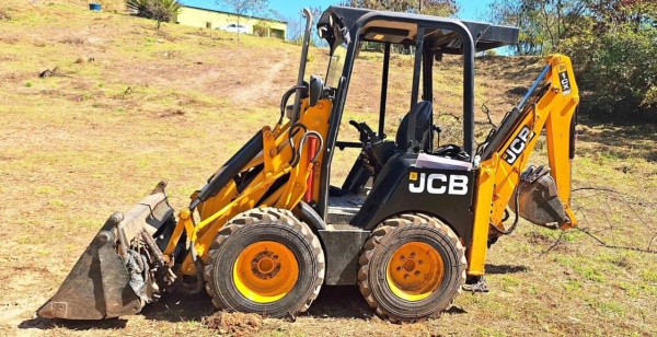 Mini Retroescavadeira JCB 1CX ano 2012