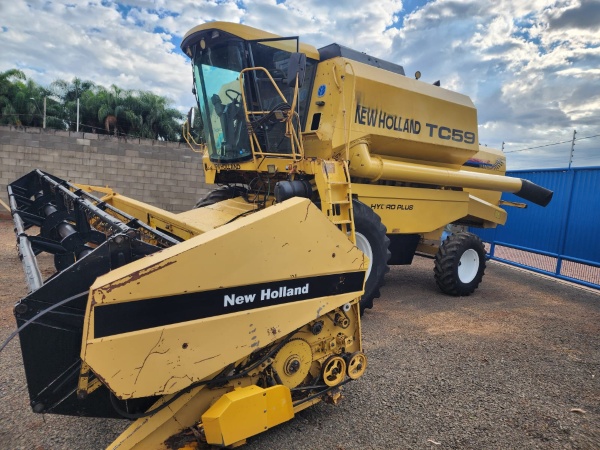 Colheitadeira New Holland TC 59 ano 1999