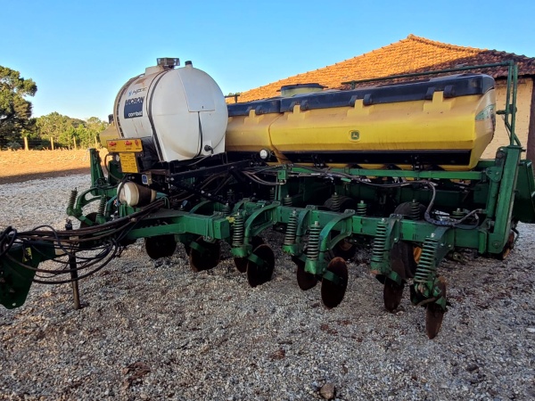 Plantadeira John Deere 2113 ano 2011