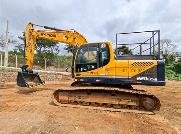 Escavadeira Hyundai R220LC-9 ano 2018