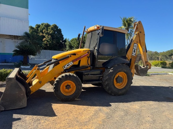 Retroescavadeira JCB 3C ano 2013