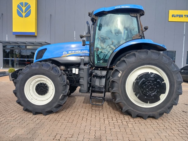 Trator New Holland T7.240 ano 2014 - T7.240 - Máquinas Agrícolas