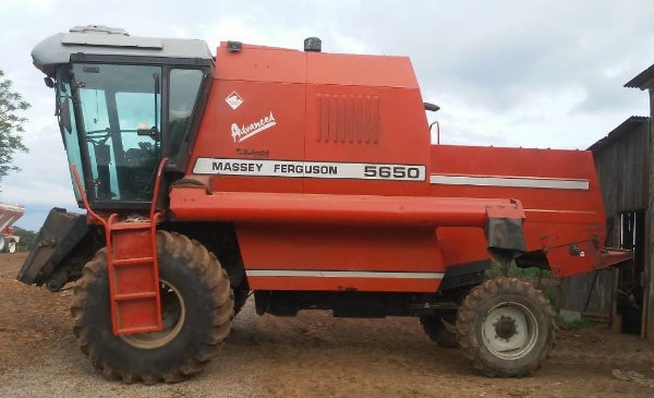 Colheitadeira Massey Ferguson 5650 ano 2004