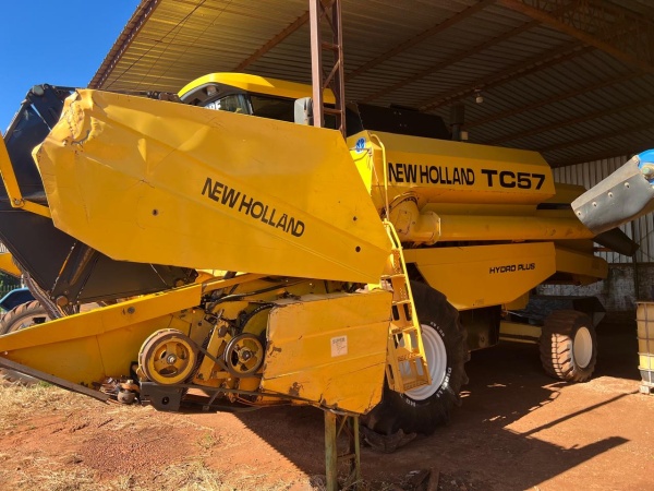 Colheitadeira New Holland TC 57 ano 2001 - TC 57 - Máquinas Agrícolas