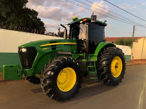 Trator John Deere 7230 J ano 2018