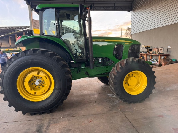 Trator John Deere 6180J ano 2013