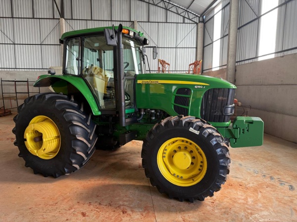 Trator John Deere 6180J ano 2016