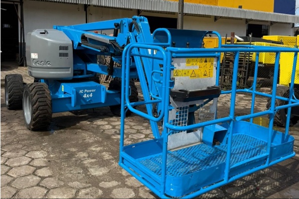 Plataforma Genie  Z-45/25J RT 4X4 ano 2006