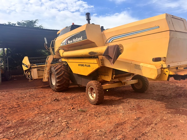 Colheitadeira New Holland TC 57 ano 2004