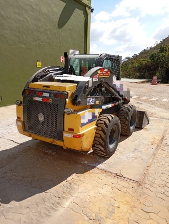 Mini Carregadeira New Holland L225 ano 2019