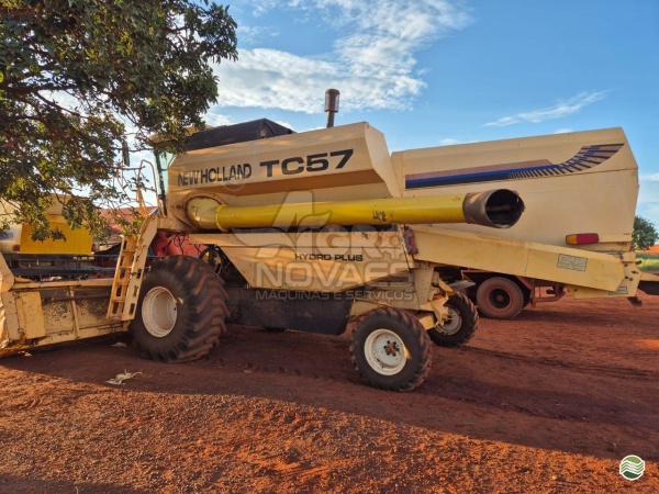 Colheitadeira New Holland TC 57 ano 2002