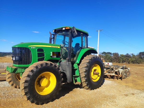 Trator John Deere 6165J ano 2010 - 6165J - Máquinas Agrícolas