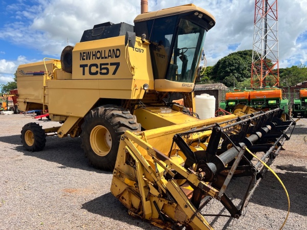Colheitadeira New Holland TC 57 ano 1998