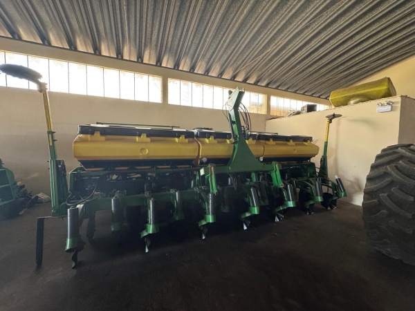 Plantadeira John Deere 2113 ano 2008 - 2113 - Implementos para Plantio