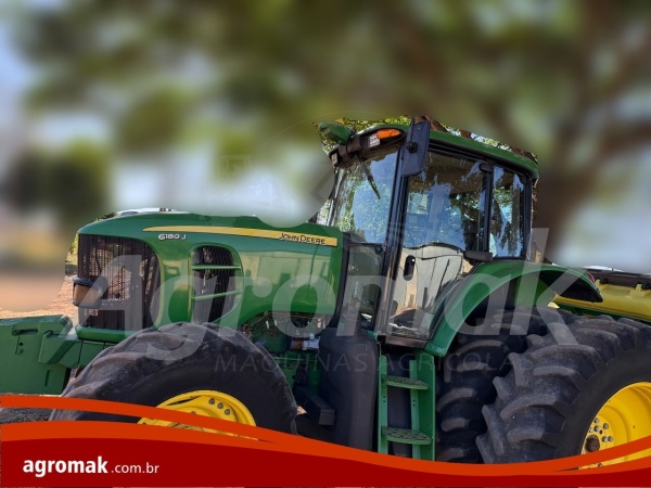 Trator John Deere 6180J ano 2011