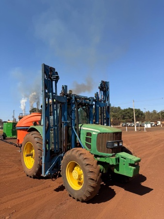 Trator John Deere 6110J ano 2011