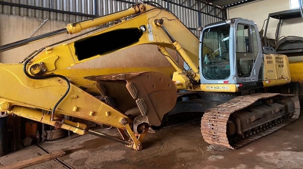 Escavadeira New Holland e215-b ano 2010