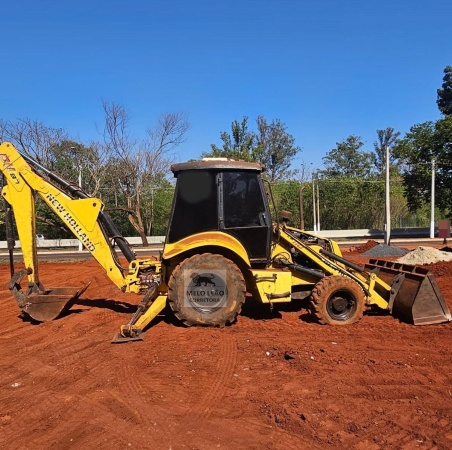 Retroescavadeira New Holland LB110 ano 2010