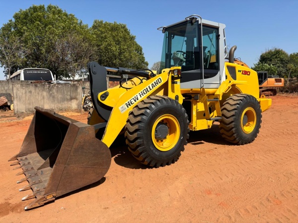 Pá Carregadeira New Holland W130 ano 2013