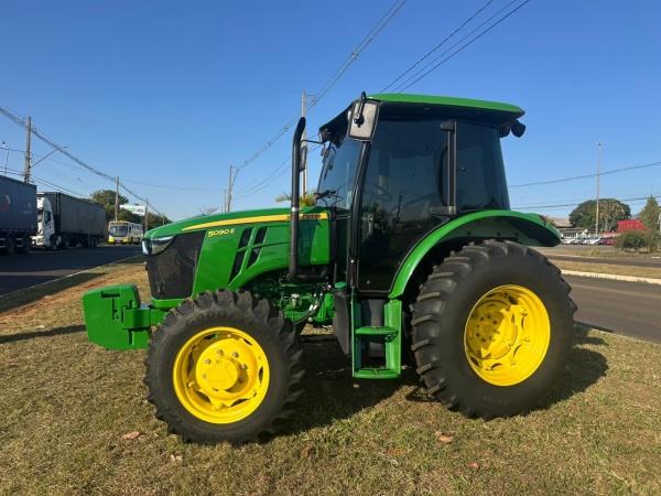 Trator John Deere 5090E ano 2023