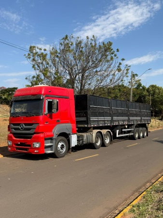 Caminhão Mercedes Benz Axor 2536 ano 2013