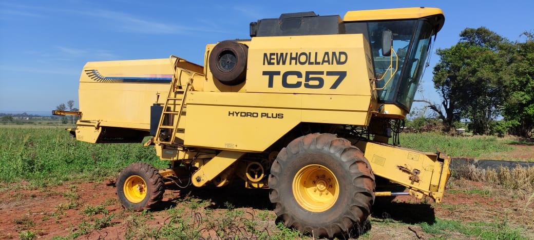 Colheitadeira New Holland TC 57 ano 2000