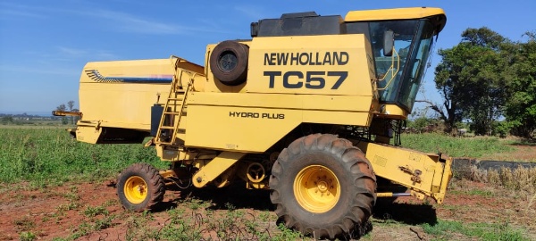 Colheitadeira New Holland TC 57 ano 2000 - TC 57 - Máquinas Agrícolas
