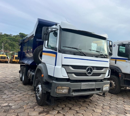 Caminhão Mercedes Benz Axor 3131 ano 2014