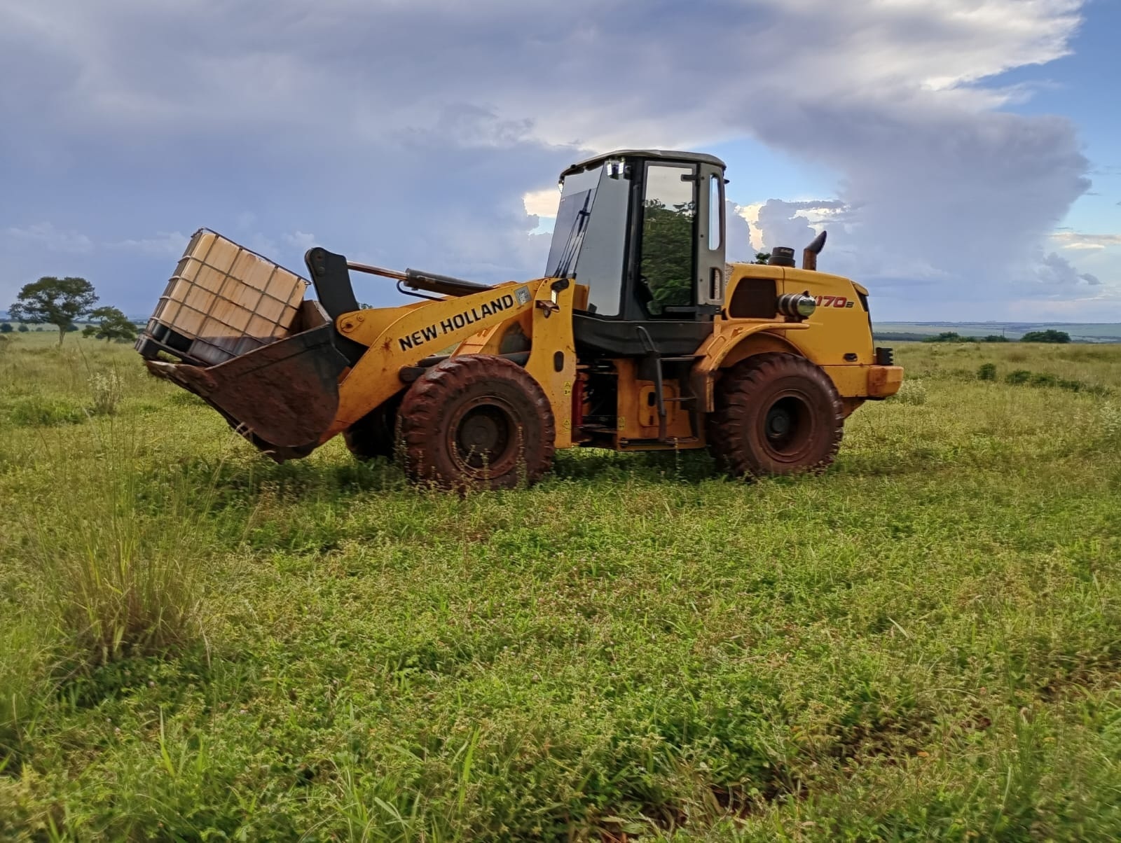 Pá Carregadeira New Holland W170B ano 2008