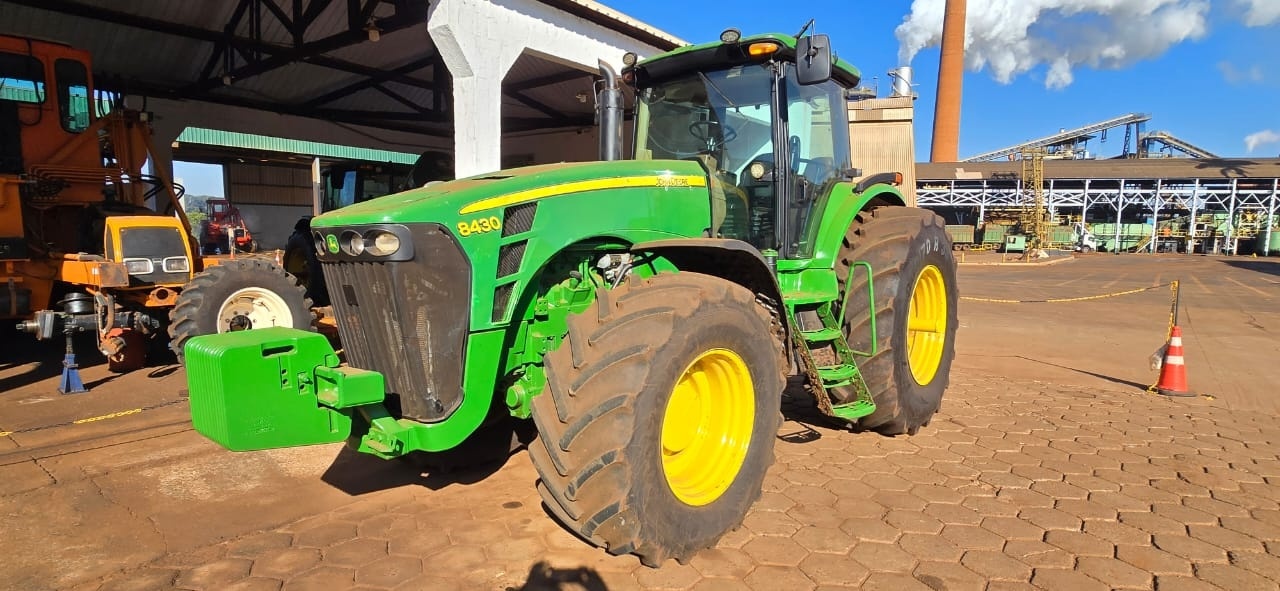 Trator John Deere 8430 ano 2008