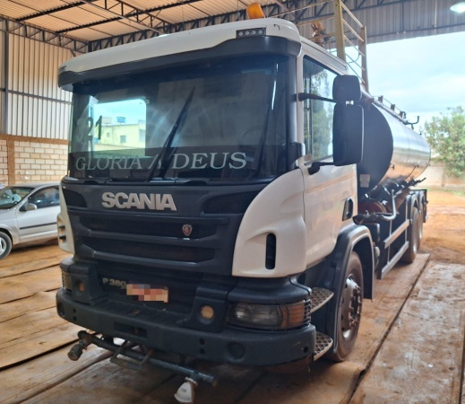Caminhão Scania P360 ano 2015
