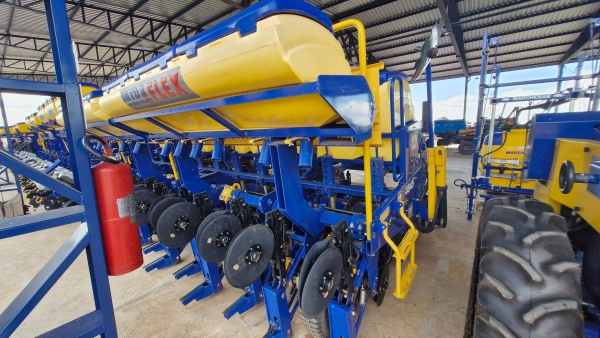 Plantadeira Tatu Marchesan Ultraflex ano 2025