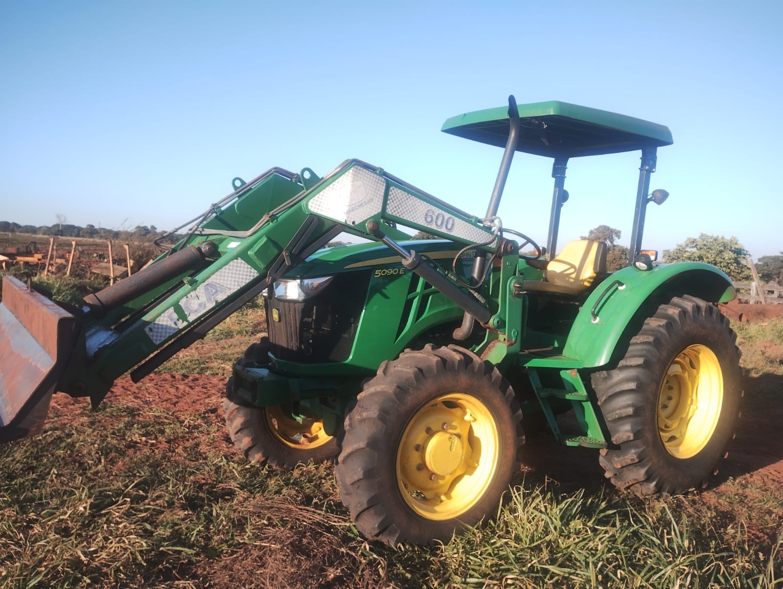 Trator John Deere 5090E ano 2022