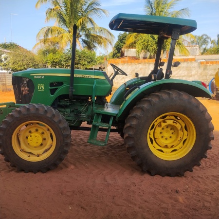 Trator John Deere 5085E ano 2012