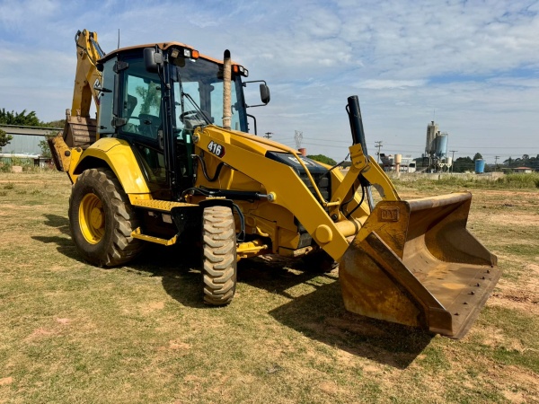 Retroescavadeira Caterpillar 416 ano 2021