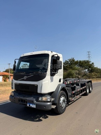 Caminhão Volvo VM330 ano 2014