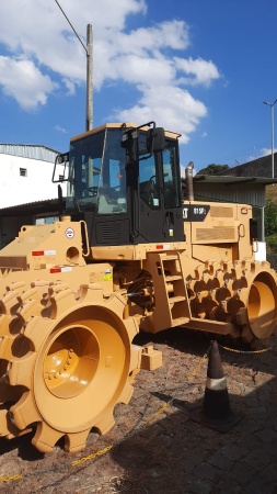 Rolo Compactador Caterpillar 815  ano 2011