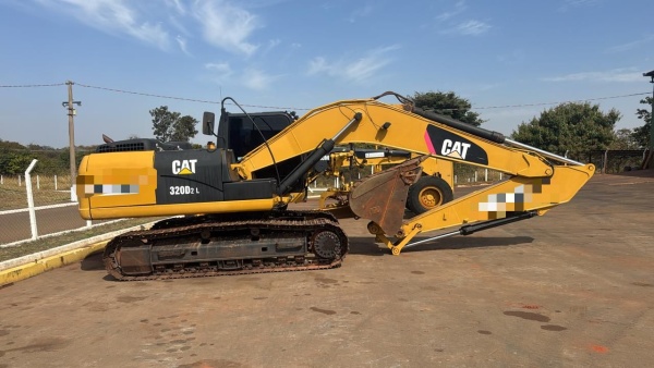 Escavadeira Caterpillar 320DL ano 2011