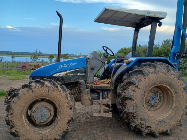 Trator New Holland TL85E ano 2005
