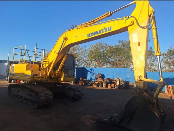 Escavadeira Komatsu PC200 ano 2014