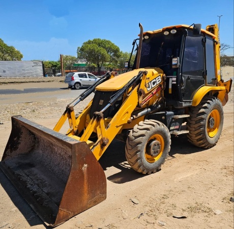 Retroescavadeira JCB 3CX ano 2022